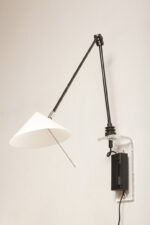 Czarna minimalistyczna jednopunktowa metalowa lampa ścienna/kinkiet ze ściemniaczem, ruchomym ramieniem zakończonym szklanym mlecznobiałym kloszem w kształcie stożka, Pola Design Amstelveen, Holandia, lata 80. - obrazek 13