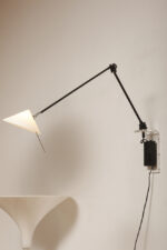 Czarna minimalistyczna jednopunktowa metalowa lampa ścienna/kinkiet ze ściemniaczem, ruchomym ramieniem zakończonym szklanym mlecznobiałym kloszem w kształcie stożka, Pola Design Amstelveen, Holandia, lata 80. - obrazek 14