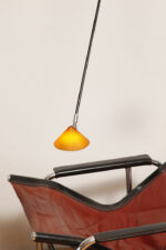 Czarna minimalistyczna dwupunktowa metalowa lampa ścienna/lampa sufitowa/kinkiet z dwoma ruchomymi ramionami zakończonymi szklanym kloszami w kształcie stożka w kolorze ochry, Pola Design Amstelveen, Holandia, lata 80. - obrazek 35