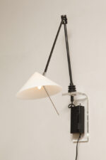 Czarna minimalistyczna jednopunktowa metalowa lampa ścienna/kinkiet ze ściemniaczem, ruchomym ramieniem zakończonym szklanym mlecznobiałym kloszem w kształcie stożka, Pola Design Amstelveen, Holandia, lata 80. - obrazek 17