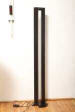 Minimalistyczna czarna postmodernistyczna metalowa ażurowa jednopunktowa duża wysoka lampa podłogowa typu Uplighter (świecąca do góry) ze ściemniaczem (regulacją natężenie światła), Włochy, lata 80. - obrazek 26