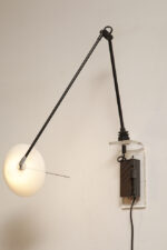 Czarna minimalistyczna jednopunktowa metalowa lampa ścienna/kinkiet ze ściemniaczem, ruchomym ramieniem zakończonym szklanym mlecznobiałym kloszem w kształcie stożka, Pola Design Amstelveen, Holandia, lata 80. - obrazek 19