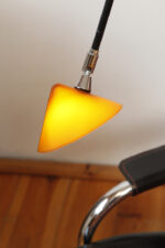 Czarna minimalistyczna dwupunktowa metalowa lampa ścienna/lampa sufitowa/kinkiet z dwoma ruchomymi ramionami zakończonymi szklanym kloszami w kształcie stożka w kolorze ochry, Pola Design Amstelveen, Holandia, lata 80. - obrazek 32