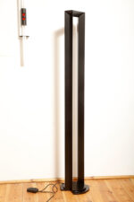Minimalistyczna czarna postmodernistyczna metalowa ażurowa jednopunktowa duża wysoka lampa podłogowa typu Uplighter (świecąca do góry) ze ściemniaczem (regulacją natężenie światła), Włochy, lata 80. - obrazek 30