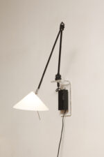 Czarna minimalistyczna jednopunktowa metalowa lampa ścienna/kinkiet ze ściemniaczem, ruchomym ramieniem zakończonym szklanym mlecznobiałym kloszem w kształcie stożka, Pola Design Amstelveen, Holandia, lata 80. - obrazek 2