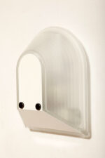 Dwupunktowa lampa ścienna/kinkiet ze szklanym reliefowym matowym kloszem w biało-kremowej oprawie z tworzywa i w chłodnym odcieniu białym metalowym frontem, projekt Roberto Fiorato, model Tesi, firma Prisma, Włochy, lata 80. - obrazek 22