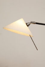 Czarna minimalistyczna jednopunktowa metalowa lampa podłogowa ze ściemniaczem, możliwością pochylania, ruchomym ramieniem i szklanym mlecznobiałym kloszem w kształcie stożka, Pola Design Amstelveen, Holandia, lata 80. - obrazek 23