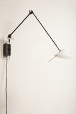 Czarna minimalistyczna jednopunktowa metalowa lampa ścienna/kinkiet ze ściemniaczem, ruchomym ramieniem zakończonym szklanym mlecznobiałym kloszem w kształcie stożka, Pola Design Amstelveen, Holandia, lata 80. - obrazek 23