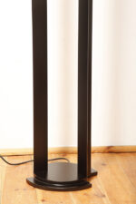 Minimalistyczna czarna postmodernistyczna metalowa ażurowa jednopunktowa duża wysoka lampa podłogowa typu Uplighter (świecąca do góry) ze ściemniaczem (regulacją natężenie światła), Włochy, lata 80. - obrazek 33