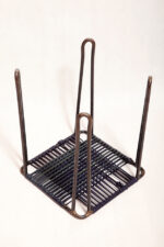 Stołek/taboret na metalowej konstrukcji z kwadratowym siedziskiem wyplatanym granatową grubą żyłką , Polska, lata 70. - obrazek 24