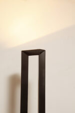 Minimalistyczna czarna postmodernistyczna metalowa ażurowa jednopunktowa duża wysoka lampa podłogowa typu Uplighter (świecąca do góry) ze ściemniaczem (regulacją natężenie światła), Włochy, lata 80. - obrazek 34