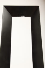 Minimalistyczna czarna postmodernistyczna metalowa ażurowa jednopunktowa duża wysoka lampa podłogowa typu Uplighter (świecąca do góry) ze ściemniaczem (regulacją natężenie światła), Włochy, lata 80. - obrazek 36