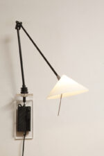 Czarna minimalistyczna jednopunktowa metalowa lampa ścienna/kinkiet ze ściemniaczem, ruchomym ramieniem zakończonym szklanym mlecznobiałym kloszem w kształcie stożka, Pola Design Amstelveen, Holandia, lata 80. - obrazek 28