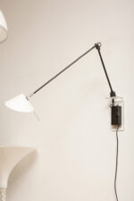 Czarna minimalistyczna jednopunktowa metalowa lampa ścienna/kinkiet ze ściemniaczem, ruchomym ramieniem zakończonym szklanym mlecznobiałym kloszem w kształcie stożka, Pola Design Amstelveen, Holandia, lata 80. - obrazek 31