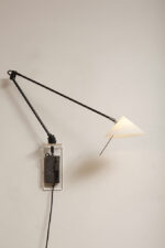 Czarna minimalistyczna jednopunktowa metalowa lampa ścienna/kinkiet ze ściemniaczem, ruchomym ramieniem zakończonym szklanym mlecznobiałym kloszem w kształcie stożka, Pola Design Amstelveen, Holandia, lata 80. - obrazek 32