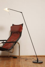 Czarna minimalistyczna jednopunktowa metalowa lampa podłogowa ze ściemniaczem, możliwością pochylania, ruchomym ramieniem i szklanym mlecznobiałym kloszem w kształcie stożka, Pola Design Amstelveen, Holandia, lata 80. - obrazek 39