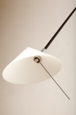 Czarna minimalistyczna jednopunktowa metalowa lampa ścienna/kinkiet ze ściemniaczem, ruchomym ramieniem zakończonym szklanym mlecznobiałym kloszem w kształcie stożka, Pola Design Amstelveen, Holandia, lata 80. - obrazek 35