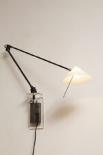 Czarna minimalistyczna jednopunktowa metalowa lampa ścienna/kinkiet ze ściemniaczem, ruchomym ramieniem zakończonym szklanym mlecznobiałym kloszem w kształcie stożka, Pola Design Amstelveen, Holandia, lata 80. - obrazek 36