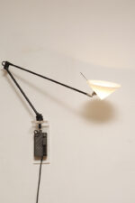 Czarna minimalistyczna jednopunktowa metalowa lampa ścienna/kinkiet ze ściemniaczem, ruchomym ramieniem zakończonym szklanym mlecznobiałym kloszem w kształcie stożka, Pola Design Amstelveen, Holandia, lata 80. - obrazek 38