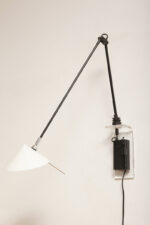 Czarna minimalistyczna jednopunktowa metalowa lampa ścienna/kinkiet ze ściemniaczem, ruchomym ramieniem zakończonym szklanym mlecznobiałym kloszem w kształcie stożka, Pola Design Amstelveen, Holandia, lata 80. - obrazek 39