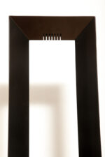 Minimalistyczna czarna postmodernistyczna metalowa ażurowa jednopunktowa duża wysoka lampa podłogowa typu Uplighter (świecąca do góry) ze ściemniaczem (regulacją natężenie światła), Włochy, lata 80. - obrazek 51