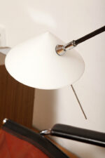 Czarna minimalistyczna jednopunktowa metalowa lampa podłogowa ze ściemniaczem, możliwością pochylania, ruchomym ramieniem i szklanym mlecznobiałym kloszem w kształcie stożka, Pola Design Amstelveen, Holandia, lata 80. - obrazek 4