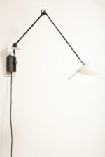 Czarna minimalistyczna jednopunktowa metalowa lampa ścienna/kinkiet ze ściemniaczem, ruchomym ramieniem zakończonym szklanym mlecznobiałym kloszem w kształcie stożka, Pola Design Amstelveen, Holandia, lata 80. - obrazek 4