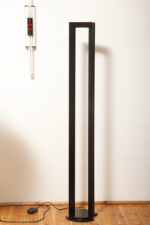 Minimalistyczna czarna postmodernistyczna metalowa ażurowa jednopunktowa duża wysoka lampa podłogowa typu Uplighter (świecąca do góry) ze ściemniaczem (regulacją natężenie światła), Włochy, lata 80. - obrazek 23