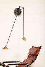 Czarna minimalistyczna dwupunktowa metalowa lampa ścienna/lampa sufitowa/kinkiet z dwoma ruchomymi ramionami zakończonymi szklanym kloszami w kształcie stożka w kolorze ochry, Pola Design Amstelveen, Holandia, lata 80. - obrazek 6
