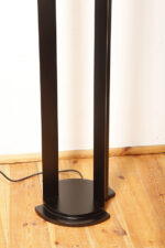 Minimalistyczna czarna postmodernistyczna metalowa ażurowa jednopunktowa duża wysoka lampa podłogowa typu Uplighter (świecąca do góry) ze ściemniaczem (regulacją natężenie światła), Włochy, lata 80. - obrazek 56