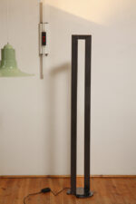 Minimalistyczna czarna postmodernistyczna metalowa ażurowa jednopunktowa duża wysoka lampa podłogowa typu Uplighter (świecąca do góry) ze ściemniaczem (regulacją natężenie światła), Włochy, lata 80. - obrazek 57