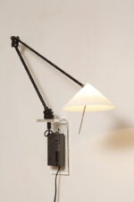 Czarna minimalistyczna jednopunktowa metalowa lampa ścienna/kinkiet ze ściemniaczem, ruchomym ramieniem zakończonym szklanym mlecznobiałym kloszem w kształcie stożka, Pola Design Amstelveen, Holandia, lata 80. - obrazek 49