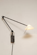 Czarna minimalistyczna jednopunktowa metalowa lampa ścienna/kinkiet ze ściemniaczem, ruchomym ramieniem zakończonym szklanym mlecznobiałym kloszem w kształcie stożka, Pola Design Amstelveen, Holandia, lata 80. - obrazek 50