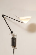 Czarna minimalistyczna jednopunktowa metalowa lampa ścienna/kinkiet ze ściemniaczem, ruchomym ramieniem zakończonym szklanym mlecznobiałym kloszem w kształcie stożka, Pola Design Amstelveen, Holandia, lata 80. - obrazek 5