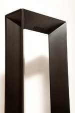 Minimalistyczna czarna postmodernistyczna metalowa ażurowa jednopunktowa duża wysoka lampa podłogowa typu Uplighter (świecąca do góry) ze ściemniaczem (regulacją natężenie światła), Włochy, lata 80. - obrazek 5