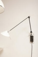 Czarna minimalistyczna jednopunktowa metalowa lampa ścienna/kinkiet ze ściemniaczem, ruchomym ramieniem zakończonym szklanym mlecznobiałym kloszem w kształcie stożka, Pola Design Amstelveen, Holandia, lata 80. - obrazek 51