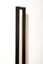 Minimalistyczna czarna postmodernistyczna metalowa ażurowa jednopunktowa duża wysoka lampa podłogowa typu Uplighter (świecąca do góry) ze ściemniaczem (regulacją natężenie światła), Włochy, lata 80. - obrazek 63