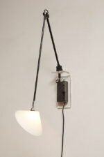 Czarna minimalistyczna jednopunktowa metalowa lampa ścienna/kinkiet ze ściemniaczem, ruchomym ramieniem zakończonym szklanym mlecznobiałym kloszem w kształcie stożka, Pola Design Amstelveen, Holandia, lata 80. - obrazek 53