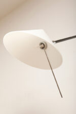 Czarna minimalistyczna jednopunktowa metalowa lampa ścienna/kinkiet ze ściemniaczem, ruchomym ramieniem zakończonym szklanym mlecznobiałym kloszem w kształcie stożka, Pola Design Amstelveen, Holandia, lata 80. - obrazek 54