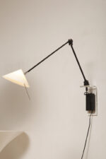 Czarna minimalistyczna jednopunktowa metalowa lampa ścienna/kinkiet ze ściemniaczem, ruchomym ramieniem zakończonym szklanym mlecznobiałym kloszem w kształcie stożka, Pola Design Amstelveen, Holandia, lata 80. - obrazek 55