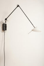 Czarna minimalistyczna jednopunktowa metalowa lampa ścienna/kinkiet ze ściemniaczem, ruchomym ramieniem zakończonym szklanym mlecznobiałym kloszem w kształcie stożka, Pola Design Amstelveen, Holandia, lata 80. - obrazek 6