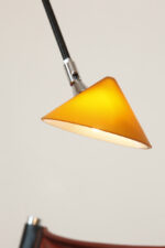 Czarna minimalistyczna dwupunktowa metalowa lampa ścienna/lampa sufitowa/kinkiet z dwoma ruchomymi ramionami zakończonymi szklanym kloszami w kształcie stożka w kolorze ochry, Pola Design Amstelveen, Holandia, lata 80. - obrazek 43