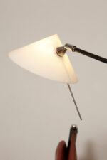 Czarna minimalistyczna jednopunktowa metalowa lampa podłogowa ze ściemniaczem, możliwością pochylania, ruchomym ramieniem i szklanym mlecznobiałym kloszem w kształcie stożka, Pola Design Amstelveen, Holandia, lata 80. - obrazek 7
