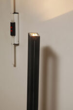 Minimalistyczna czarna postmodernistyczna metalowa ażurowa jednopunktowa duża wysoka lampa podłogowa typu Uplighter (świecąca do góry) ze ściemniaczem (regulacją natężenie światła), Włochy, lata 80. - obrazek 9