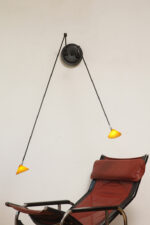Czarna minimalistyczna dwupunktowa metalowa lampa ścienna/lampa sufitowa/kinkiet z dwoma ruchomymi ramionami zakończonymi szklanym kloszami w kształcie stożka w kolorze ochry, Pola Design Amstelveen, Holandia, lata 80. - obrazek 41