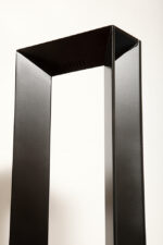 Minimalistyczna czarna postmodernistyczna metalowa ażurowa jednopunktowa duża wysoka lampa podłogowa typu Uplighter (świecąca do góry) ze ściemniaczem (regulacją natężenie światła), Włochy, lata 80. - obrazek 12
