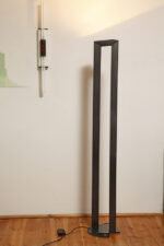 Minimalistyczna czarna postmodernistyczna metalowa ażurowa jednopunktowa duża wysoka lampa podłogowa typu Uplighter (świecąca do góry) ze ściemniaczem (regulacją natężenie światła), Włochy, lata 80. - obrazek 14