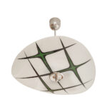 Mlecznobiała szklana asymetryczna trzypunktowa lampa sufitowa „Parasolka” z zielonym ręcznie malowanym geometrycznym wzorem, Napako, Czechosłowacja, lata 60.