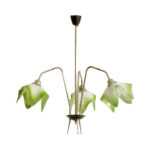 Duży trzypunktowy metalowy chromowany żyrandol "UFO" z po części zielonymi/mlecznobiałymi szklanymi kloszami w kształcie kwiatowych kielichów, Polska, lata 60.