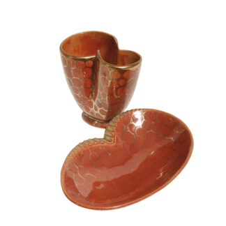 Ceramiczny złocony szkliwiony komplet w ceglanym kolorze złożony z niedużego podwójnego wazonu i patery na trzech nogach, Jasba Keramik, Niemcy, lata 60.